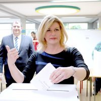 Zagreb: Predsjednica Grabar Kitarović u pratnji supruga Jakova glasovala na EU izborima