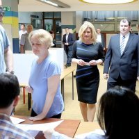 Zagreb: Predsjednica Grabar Kitarović u pratnji supruga Jakova glasovala na EU izborima