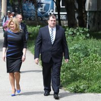 Zagreb: Predsjednica Grabar Kitarović u pratnji supruga Jakova glasovala na EU izborima