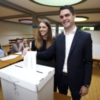 Karlo Ressler s obitelji na svom biračkom mjestu u OŠ Matka Laginje