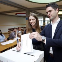 Karlo Ressler s obitelji na svom biračkom mjestu u OŠ Matka Laginje