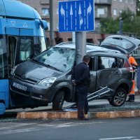 Tramavaj zgnječio automobil