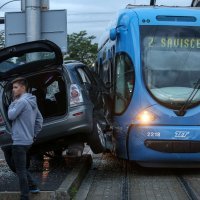 Tramavaj zgnječio automobil