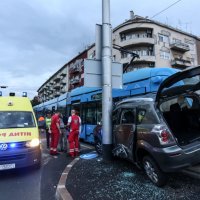 Tramavaj zgnječio automobil