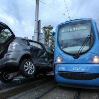Tramavaj zgnječio automobil