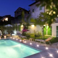 Vila Celine, Postire