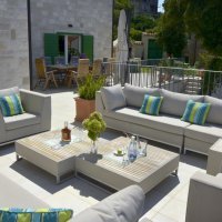 Vila Celine, Postire