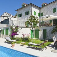 Vila Celine, Postire