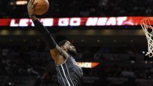 LeBron James - leti, leti, leti... i zakucava