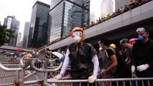 Vrije u Hong Kongu: Prosvjednici krenuli na zgradu parlamenta, policija uzvratila suzavcem i pendrecima