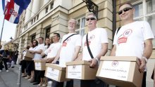 [VIDEO/FOTO] Sindikati predali kutije sa 748 tisuća potpisa za referendum: Građani nisu potpisali za pregovore