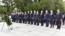 30. rođendan HDZ-a krenuo polaganjem vijenaca na Tuđmanov grob: 'Nikad nismo bili staromodni'