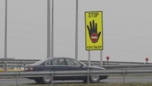 Zbog predmeta na autocesti između Skradina i Pirovca se vozi usporeno
