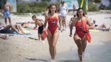 Spasilačka služba: Djevojke iz Slovačke i s Novog Zelanda preplavile Žnjan u prepoznatljivim crvenim kostimima