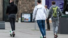 Nova pravila za električne romobile, nema više vožnje bez kacige