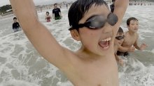 [FOTO] Osam godina nakon nuklearne katastrofe djeca se kupaju u moru kod Fukushime