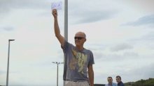 Hrvatski helsinški odbor osudio postupanje policije prema muškarcu s natpisom 'Ćaća'
