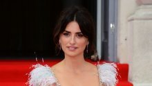 Penelope Cruz izgleda senzacionalno u glamuroznoj haljini okićenoj perjem