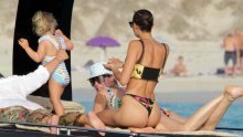 Jedna od najseksipilnijih mama na svijetu odmara u Španjolskoj; Irina Shayk ponovno pokazala zašto je supermodel