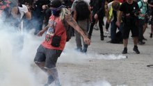 Francuska policija suzavcem i vodenim topovima na prosvjednike protiv G7