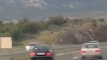 [VIDEO] Utrkivali se na autocesti kod Posedarja, pa jedan drugog pokušali izgurati