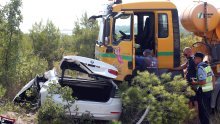[FOTO/VIDEO] Teška prometna nesreća kod Vodica; jedna osoba smrtno stradala nakon što je kamion potpuno smrskao automobil