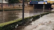 [VIDEO] Olujno nevrijeme u Subotici: Vatrogasci spašavali putnike iz potopljenog kombija