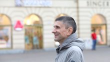 [VIDEO] U tijeku je 24-satno smiješenje Siniše Labrovića na glavnom zagrebačkom trgu