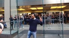 Prvi iPhone 11 prodan je u Australiji; i ovaj put u dućanu su priredili pravu predstavu kupcu