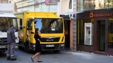 [FOTO] Kamion u centru Zagreba razbio stakleni krov ispred ulaza u banku na Cvjetnom trgu