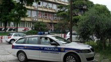 Učenik koji je pao kroz prozor škole i dalje u teškom stanju