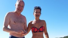 [FOTO] Suncu i babljem ljetu nisu odoljeli Andro Krstulović Opara i njegova supruga Daniela, okupali su se na splitskoj rivi