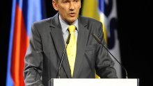 Slovenska Vlada dodatno reže plaće javnih službenika