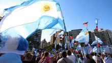 Recesijom pogođena Argentina u nedjelju izlazi na izbore, očekuje se povratak peronista