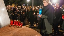 Molitva kod spomen-obilježja u dvorištu vukovarske bolnice, svijeću upalila i predsjednica Grabar Kitarović