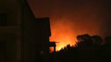 U Kaštelima gorio Mercedes, u Trogiru kafić
