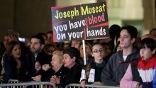 Tisuće na Malti traže ostavku premijera Muscata zbog miješanja u istragu o ubojstvu novinarke i drugih afera