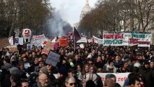 Macron podiže dob za odlazak u mirovinu, francuski sindikati pozvali na prosvjede i štrajkove