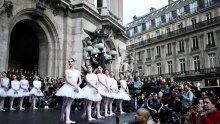 'Labuđim jezerom' protiv Macronove mirovinske reforme: Balerine prosvjedovale plešući ispred Pariške opere