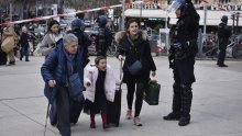 Francuzi i na Božić štrajkaju zbog mirovinske reforme, promet u kolapsu, Parižani i turisti do svojih destinacija pješače