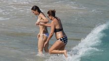 Carole Middleton oduševila: Majka buduće britanske kraljice na karipskom otočju pokazala tijelo u bikiniju