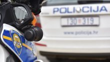 Turčin kroz Hrvatsku švercao migrante pa se u bijegu zabio kombijem u policiju
