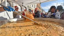 [VIDEO/FOTO] Puljani ususret Novoj godini pripremili fritaju od 2020 jaja