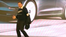 Elon Musk priredio pravi show u Kini, pogledajte koje plesne pokrete ima