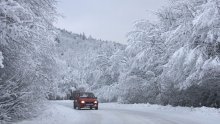 Snijeg otežava promet, a na Primorju orkanska bura