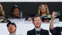 Beyonce i Jay Z navukli bijes javnosti: Tijekom izvođenja himne ostali sjediti