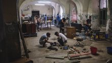 Romi s umjetnicima od otpada izrađuju ukrasne predmete, posjetite njihovu izložbu u Zagrebu