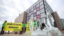 Aktivisti Greenpeacea izložili ledenu skulpturu pingvina ispred zgrade NSK
