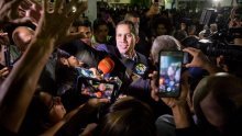 Guaidoa na povratku s međunarodne turneje dočekali sukobi u zračnoj luci u Caracasu