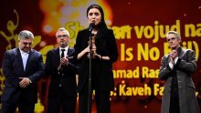 Zlatnog medvjeda osvojio je film iranskog redatelja Mohammada Rasoulofa, kojemu je zabranjeno snimanje i putovanje